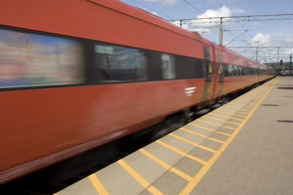 Train rouge à grande vitesse. Flou de mouvement — Photo