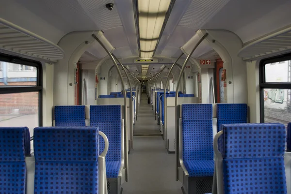 Comboio com bancos vazios — Fotografia de Stock
