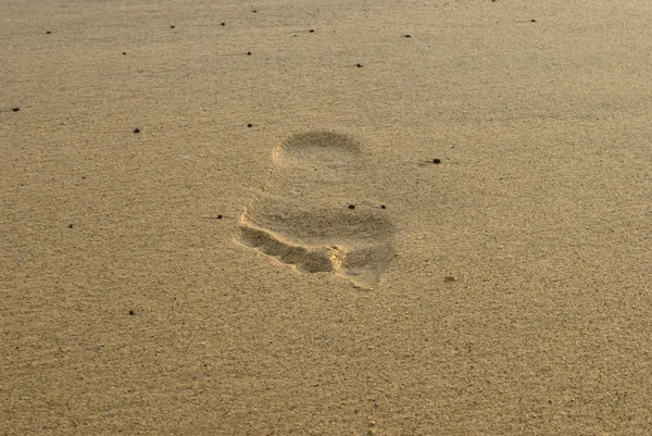 След человека на песке — стоковое фото