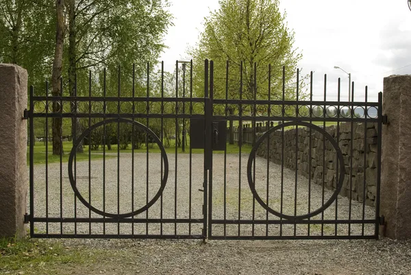 Żelazną bramą cmentarza. — Zdjęcie stockowe