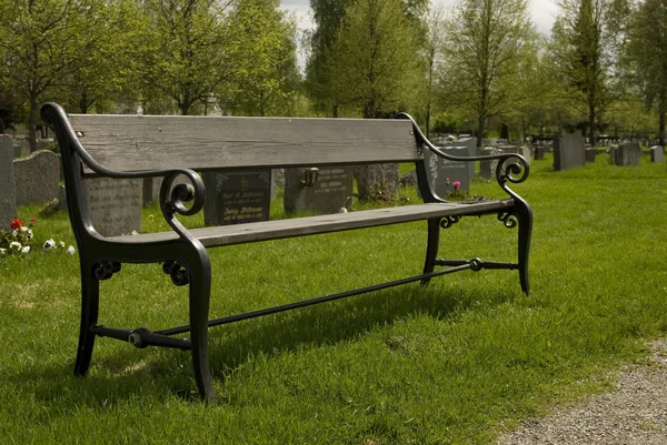 公園の木製ベンチ — ストック写真