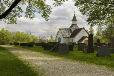 Beyaz kilise ile eski mezarlığı