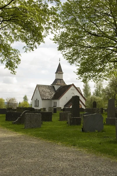 Antique λευκό εκκλησία στο παλιό κοιμητήριο. — Φωτογραφία Αρχείου