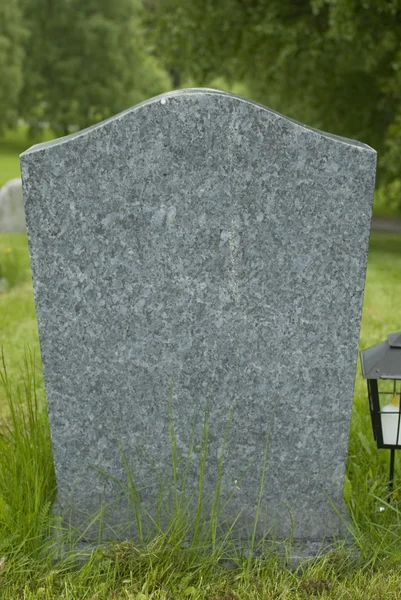 Pedra tumular em branco fica em um cemitério . — Fotografia de Stock