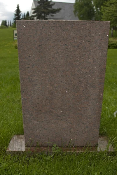 Blanker Grabstein steht auf einem Friedhof. — Stockfoto