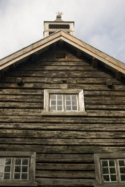 bir ahşap evin çatı detayı