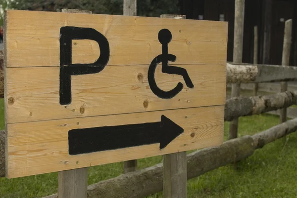Señal de estacionamiento de permiso de madera para personas con discapacidad . — Foto de Stock