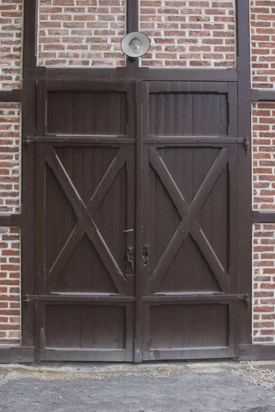 Zamknięte stare drewniane drzwi — Zdjęcie stockowe
