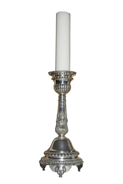 Antico candeliere medievale in argento con una grande candela bianca . — Foto Stock