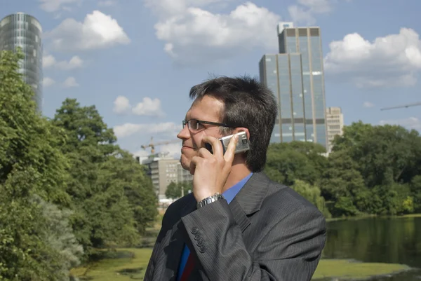 Affärsman alking på mobiltelefon — Stockfoto