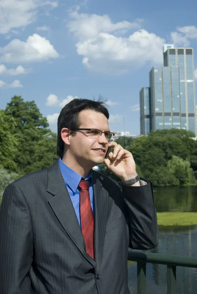 携帯電話で話している青年実業家 — ストック写真