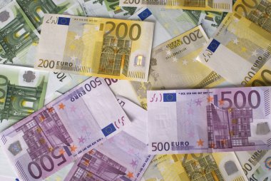 yakın çekim, 100, 200 ve 500 euro banknot para.