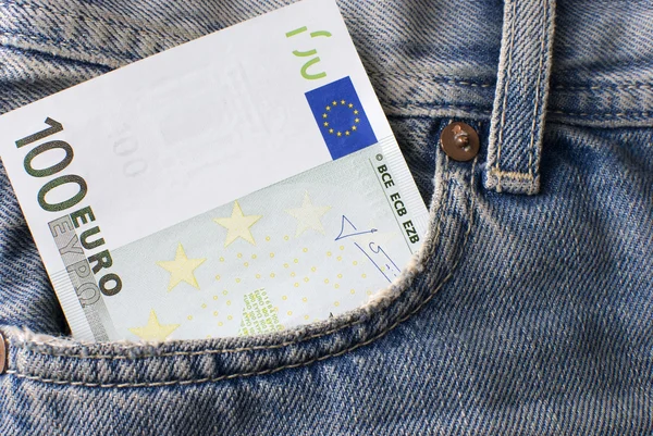 Billete de cien euros en bolsillo vaquero . —  Fotos de Stock
