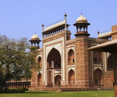 vista lateral - entrada al taj mahal