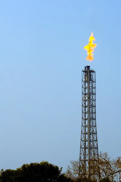 En flare stack bränna bort överflödig gas Stockfoto