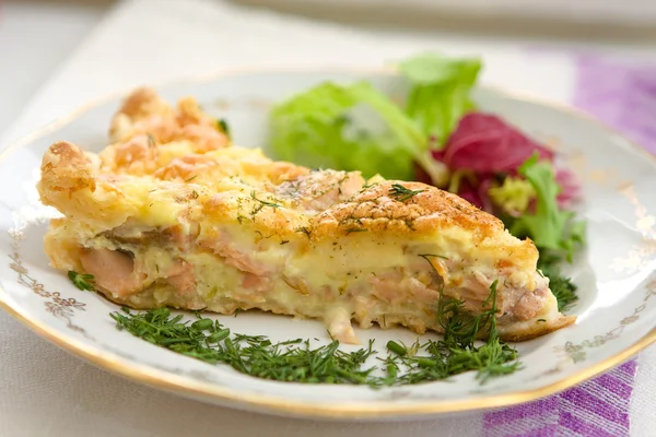 Домашний пирог с лососем и сыром — стоковое фото