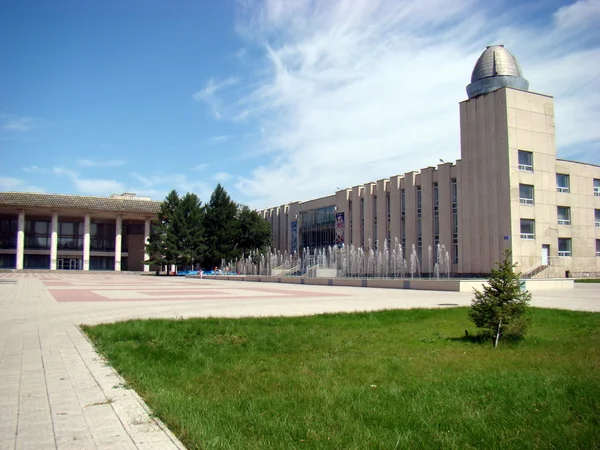 Palastschule im Pavlodar lizenzfreie Stockfotos
