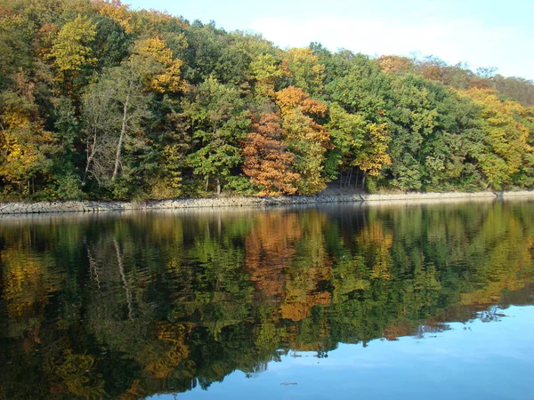 Hösten. sjön — Stockfoto