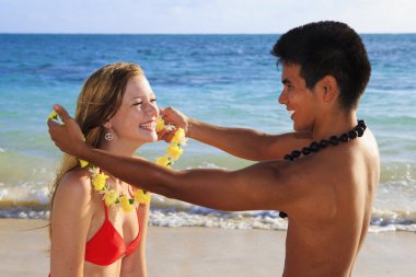 beachboy bir çiçek lei bir kıza veriyor