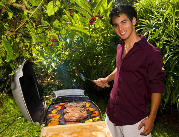 Stille Oceaan eiland man barbecueën — Stockfoto