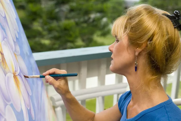 Kobieta artysta malarstwo na płótnie — Zdjęcie stockowe