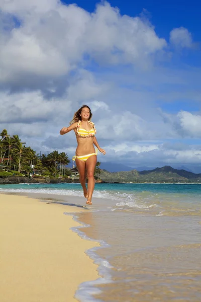 Tonårig flicka går längs stranden — Stockfoto