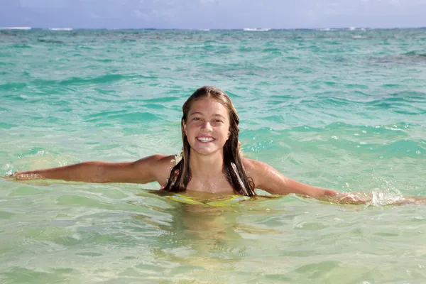 Teenage girl in the ocean — Stock Photo, Image