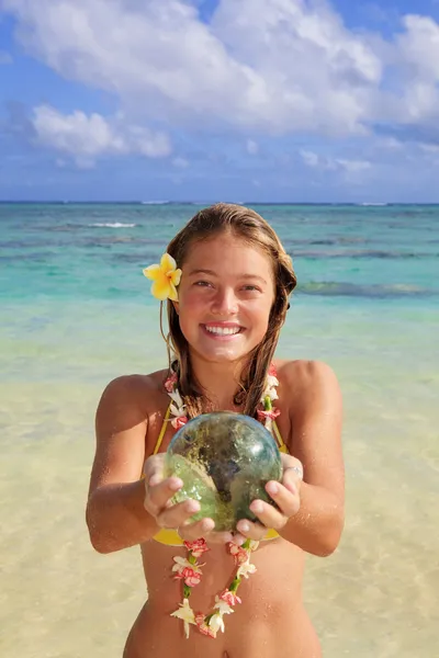 Adolescente chica por el océano — Foto de Stock