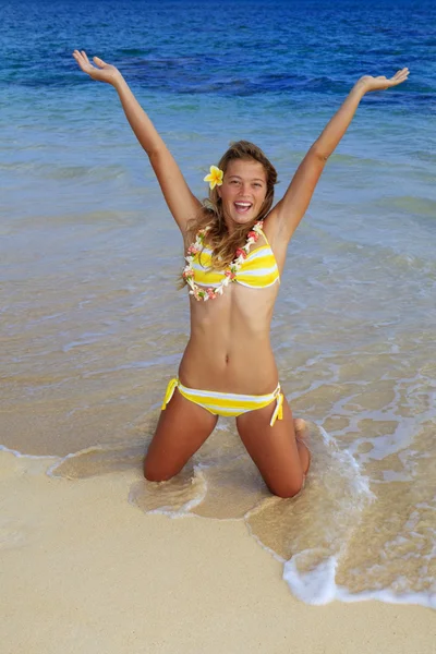 Tiener meisje in een bikini — Stockfoto