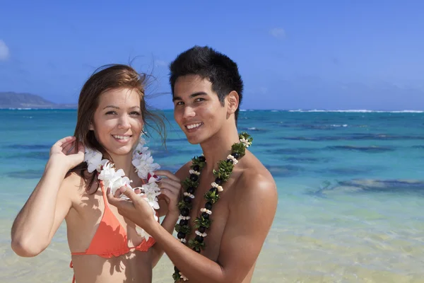 Молодая пара на пляже на Гавайях — стоковое фото