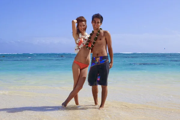 Mladý pár na pláži na Havaji — Stock fotografie