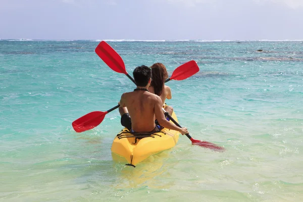 皮划艇在夏威夷的年轻夫妇 — 图库照片