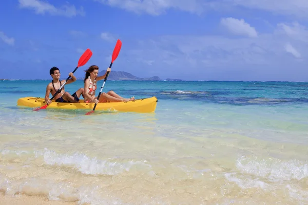 Genç bir çift Hawaii'de kanosu — Stok fotoğraf