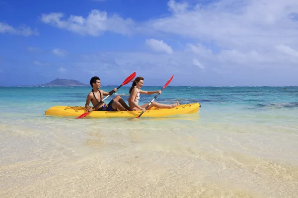 Young couple kayaking in hawaii — Stock Photo, Image