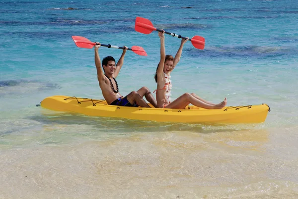 Mladý pár, jízda na kajaku v hawaii — Stock fotografie