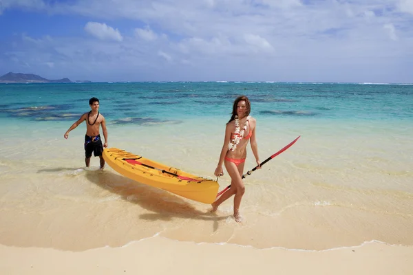 Genç bir çift Hawaii'de kanosu — Stok fotoğraf