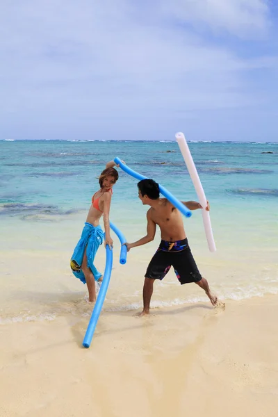 Paar spelen op het strand — Stockfoto