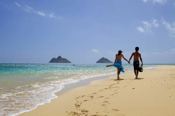 Parejas jóvenes en la playa en hawaii — Foto de Stock