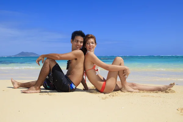 Ungt par på stranden i hawaii — Stockfoto