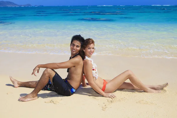 Jovem casal na praia em hawaii — Fotografia de Stock