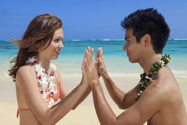 Couple on the beach in hawaii touching — Stock Photo, Image