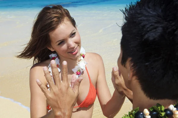 Para na plaży na Hawajach dotykając — Zdjęcie stockowe
