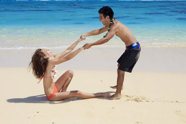 Paar op het strand in Hawaï — Stockfoto