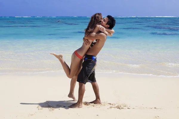 Couple hugs on a hawaii beach — Stock Photo, Image