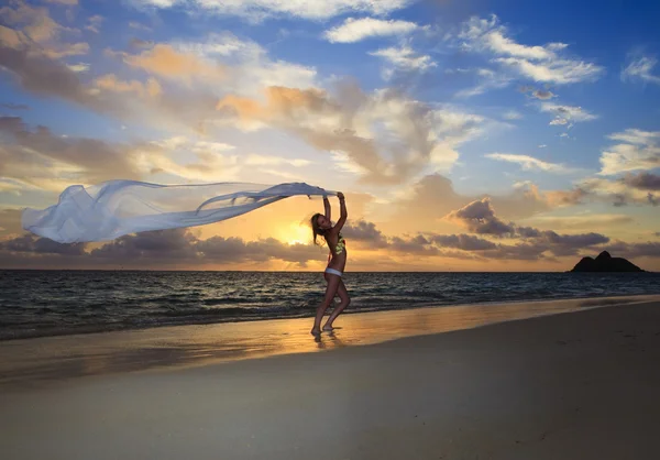 Femme en bikini marchant sur la plage — Photo