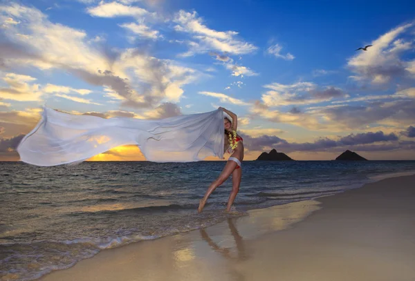 Kvinna i en bikini som promenerar på stranden — Stockfoto