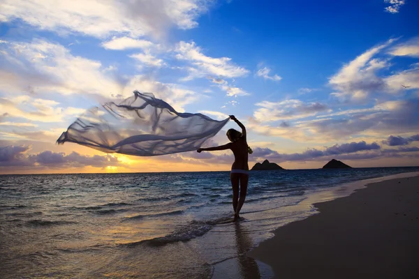 Kvinna i en bikini som promenerar på stranden — Stockfoto