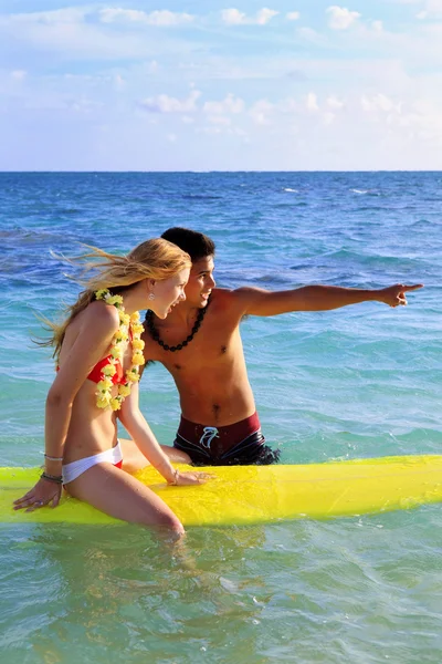 浜の男の子は女の子にサーフィンを教える — ストック写真