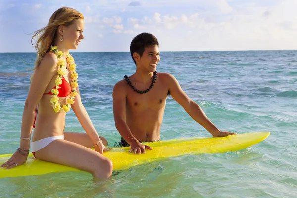 浜の男の子は女の子にサーフィンを教える — ストック写真