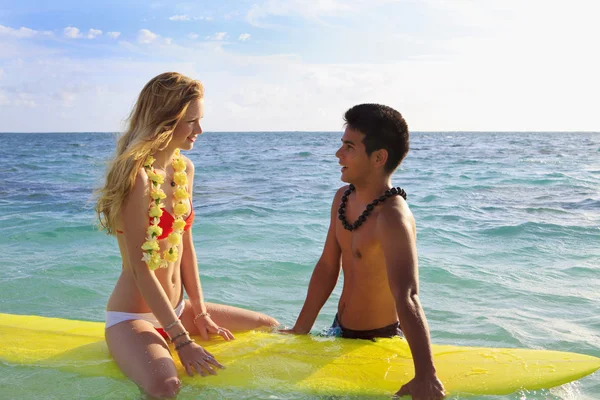 Playa chico enseña surf a chica —  Fotos de Stock